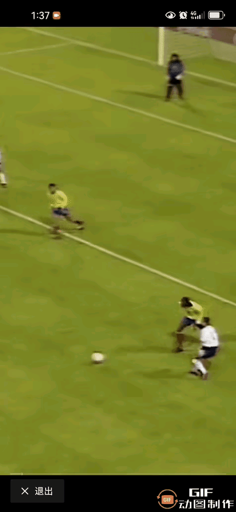 年轻球迷看到这个镜头,直呼:“100%AI生成的!”老球迷感慨:“只有那个年代