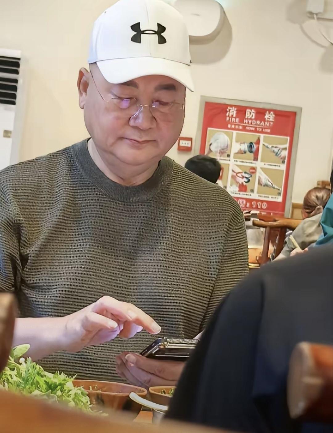 8月5日，迟重瑞和朋友现身北京普通餐馆，一身打扮挺地气啊：一顶白色棒球帽，深绿色