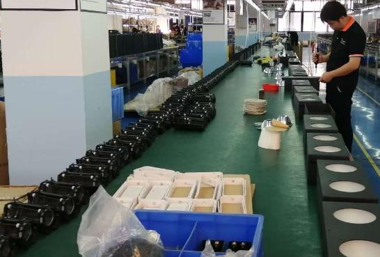 我毕业到广东的第一站，是中山小榄，进的是一个灯饰厂，在当时，有一个告示，贴在生