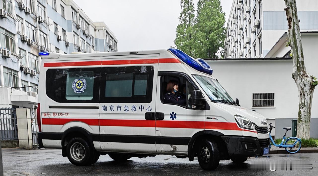 一大早门口就来了一辆120，观察了半天，不是来我们小区，去了对面，赶紧去打听一