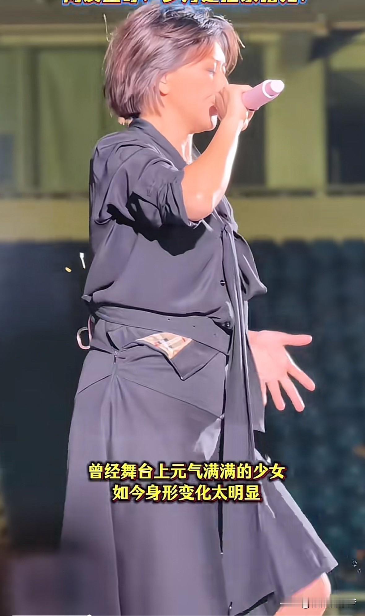 孙燕姿正在台上演唱，意外突然发生。转身时礼服腰部的拉链直接崩开，进退不得。伴舞马