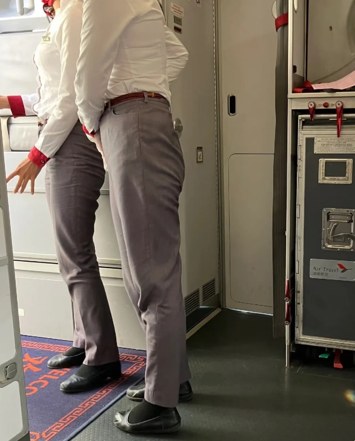 穿裤子和低跟鞋的空乘人员