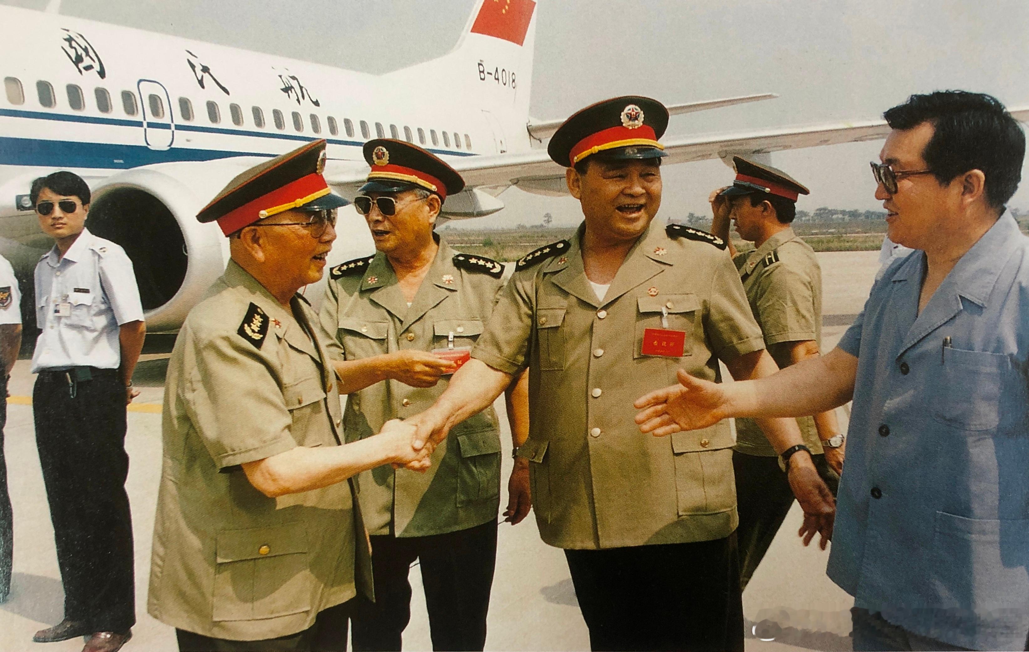 1995年济南军区司令员张太恒和河南省委书记李长春在机场迎接军委副主席刘华清和总