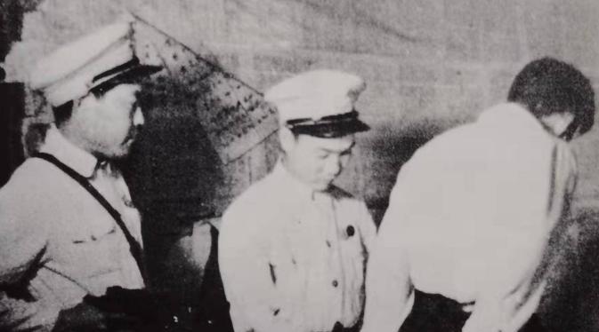 1949年9月，师长刘秉彦在北京饭店，看到眼熟的瘸子，正当他打算走时，突然暗叫一