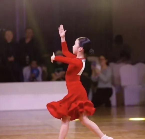 终于搞明白为什么小花能拿下拉丁舞冠军了！竟然不是靠老师，也不是靠钱，而是靠背