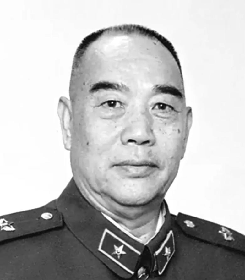 1958年，彭老总到兰州军区视察。就在吃饭时，彭老总发现了一个干部很眼熟。