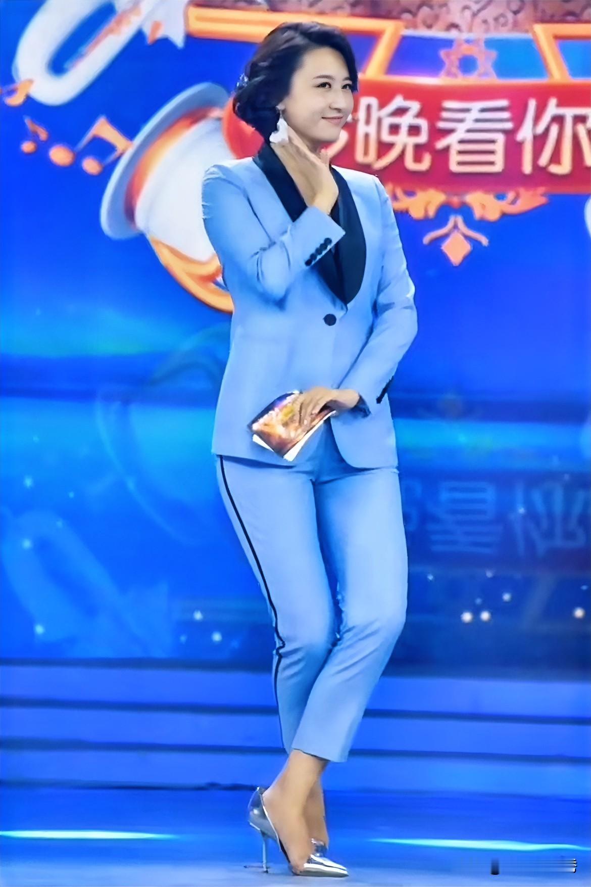她举手投足间带着“温婉大气”，观众缘高，如果不是“怀孕”，真是稳超董卿！她穿
