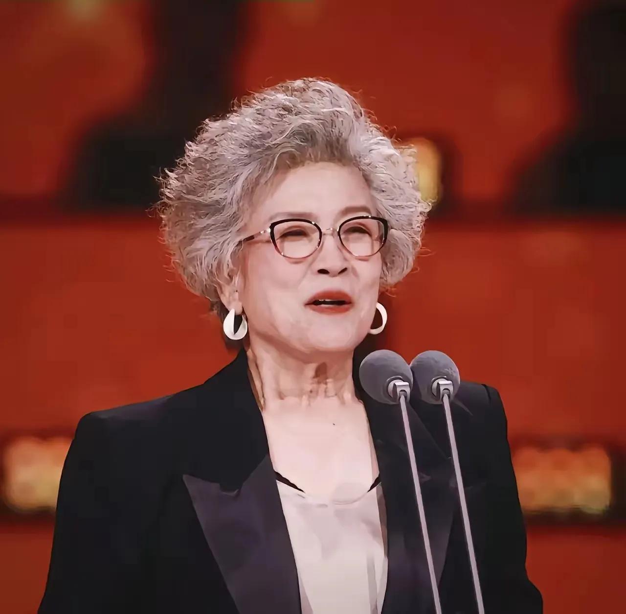 宋春丽这一身，才是老年人穿搭的教科书❗一头蓬松银卷发，黑框眼镜点缀，利落