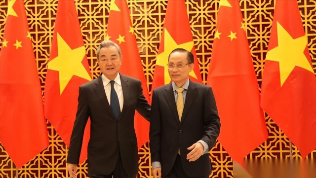 谁能想到，这次去越南的不是一位部长，而是外交、公安、国防三位大员齐上阵。这种“3