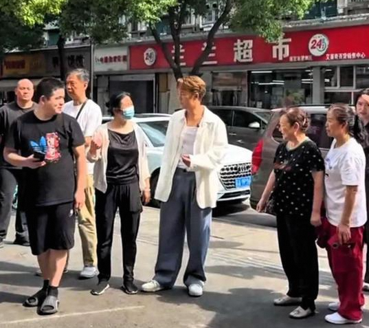 吴克群南京街头买鸭子与大爷大妈热聊超亲和