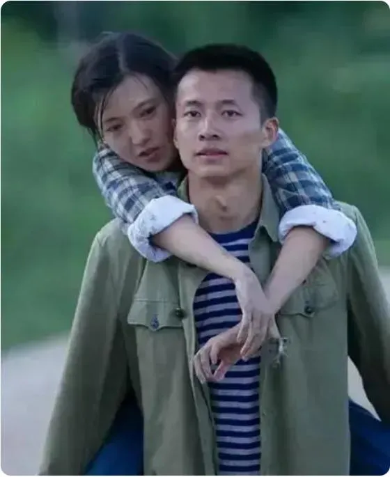 1974年，知青杨俊在云南傣乡被马蜂蜇伤眼睛，傣族大嫂用奶汁给他疗伤。哪料，大嫂