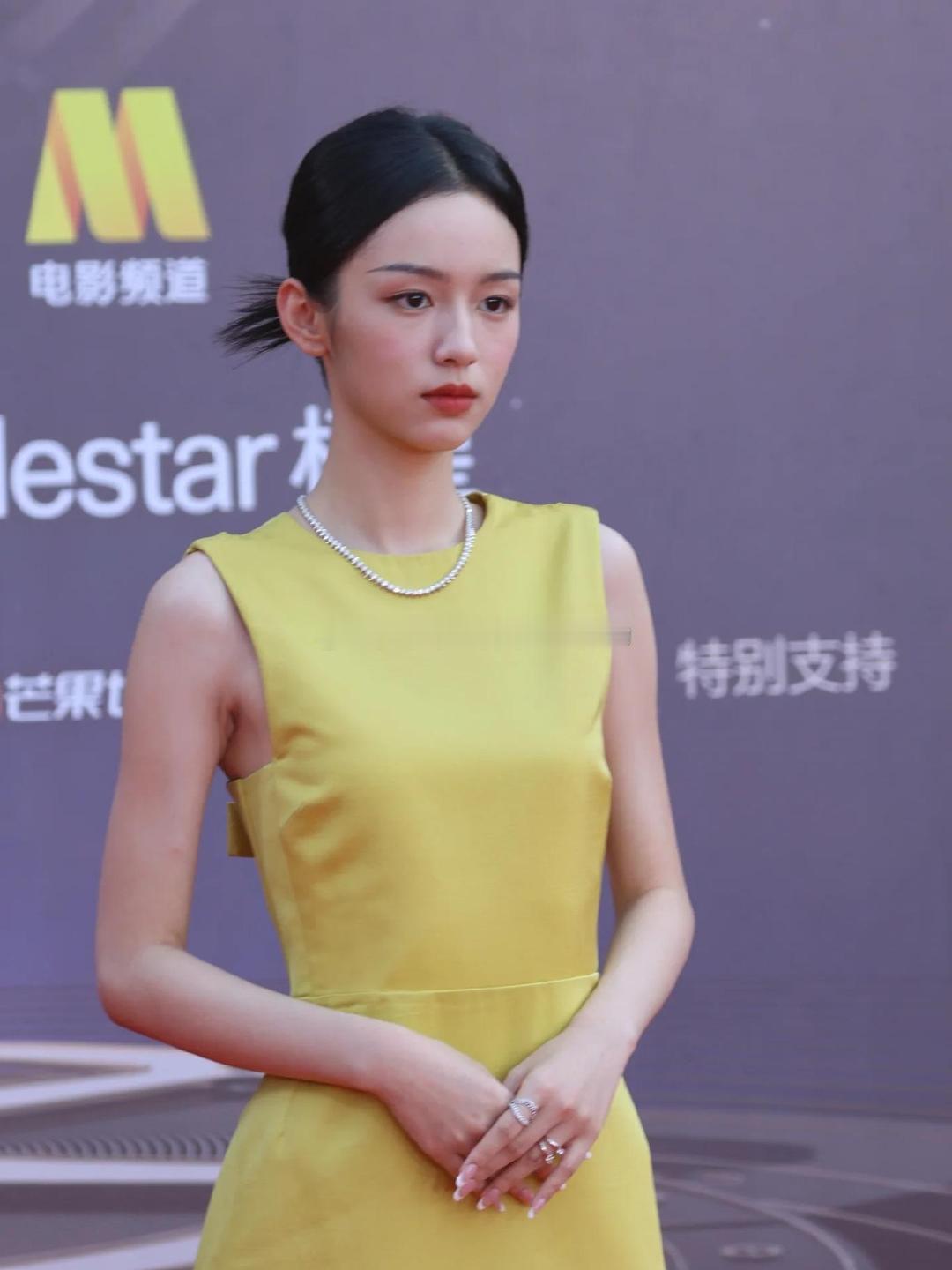周也粉丝破防的点居然是没拉窗帘？这刚好戳破了明星对待隐私的双标逻辑。平时出个门裹