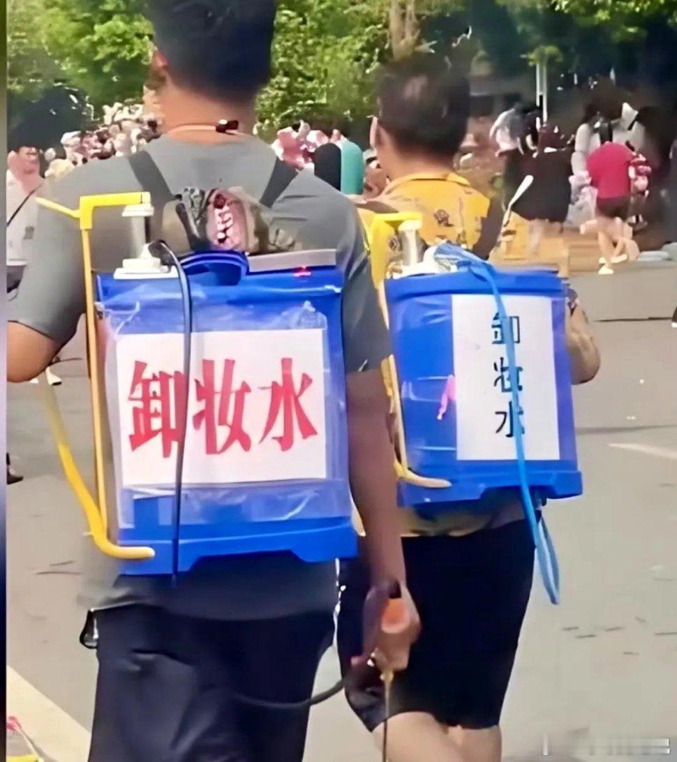 泼水节性骚扰泼水节变味！电车被强灌水解体冒烟，咸猪手横行，民俗狂欢变闹剧比毁财