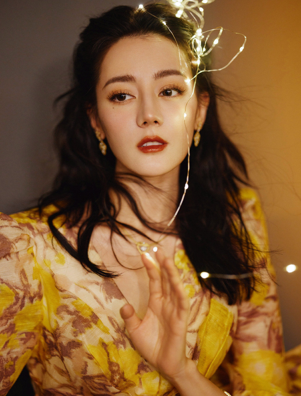 迪丽热巴：明黄碎花裙，美腿写真组图​​​