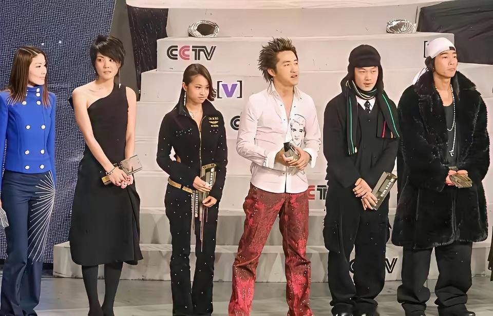 明星没身高，千万不要站C位啊，不然也太尴尬了，这样一看王菲是真美。