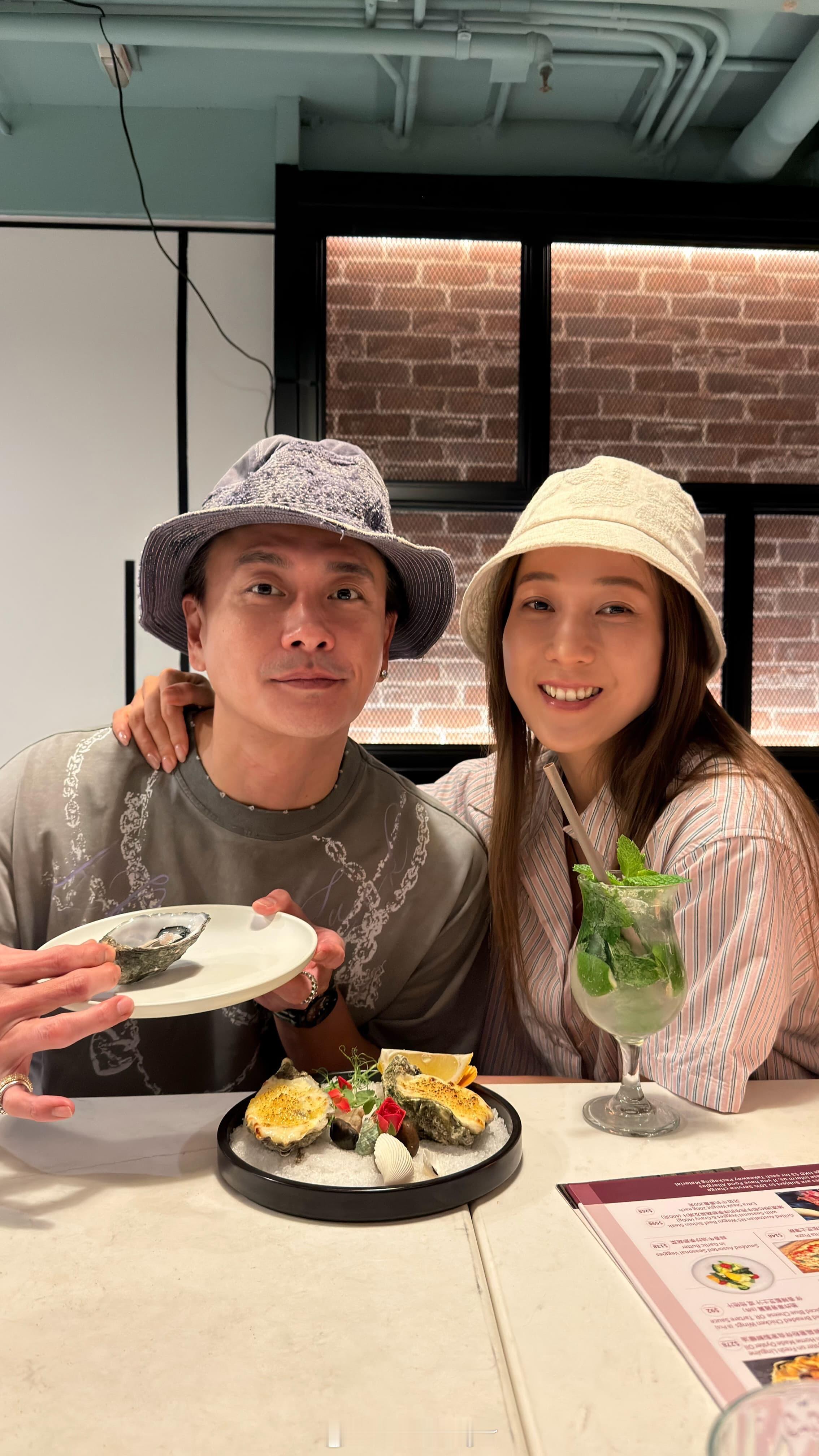 俩人这状态，怎么感觉和当年看剧的时候没太大区别，你们港星保养真的有点东西。​