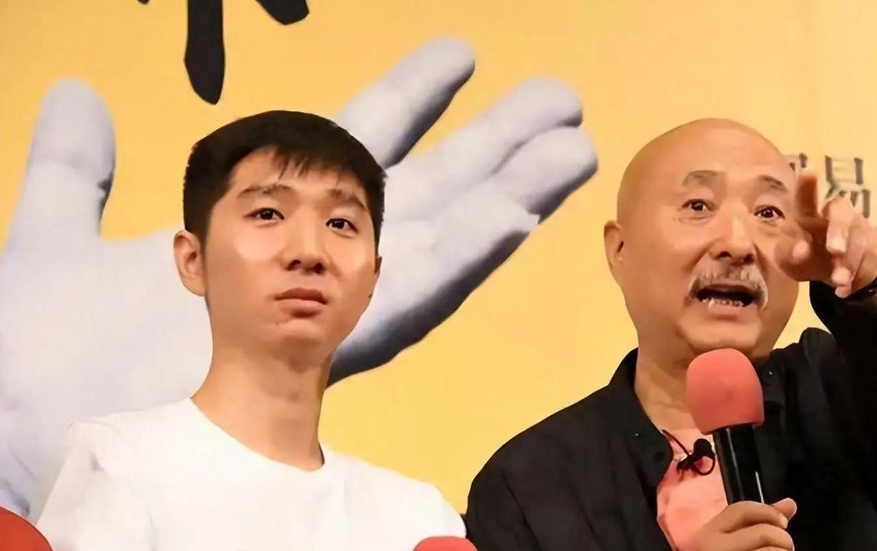 大伙儿都想岔了！陈佩斯老爷子71岁还在片场摔打拍戏，真不是为了啥艺术情怀。说白了