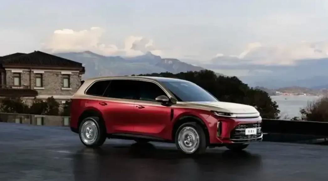 华境S确实是出行的绝佳之选。它是上汽通用五菱与华为合作的旗舰大六座SUV，专为多