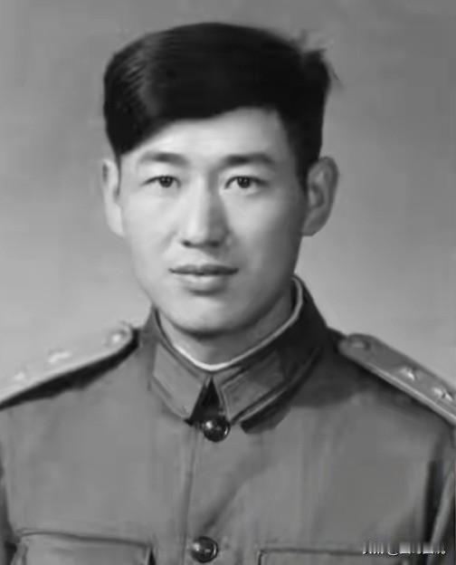 照片中的这两名军官是解放军第18军两位英雄团长，他们两人在西藏多卡松多山口伏击战