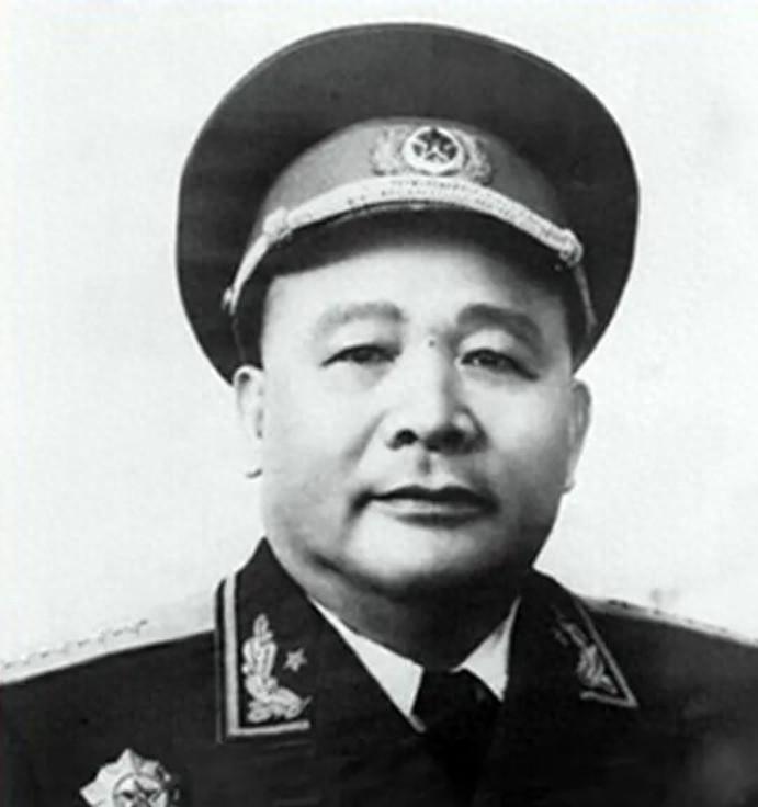 徐海东去餐馆吃饭，坐下后战战兢兢的请秘书点菜。秘书却大为不满：“请你注意身份，徐