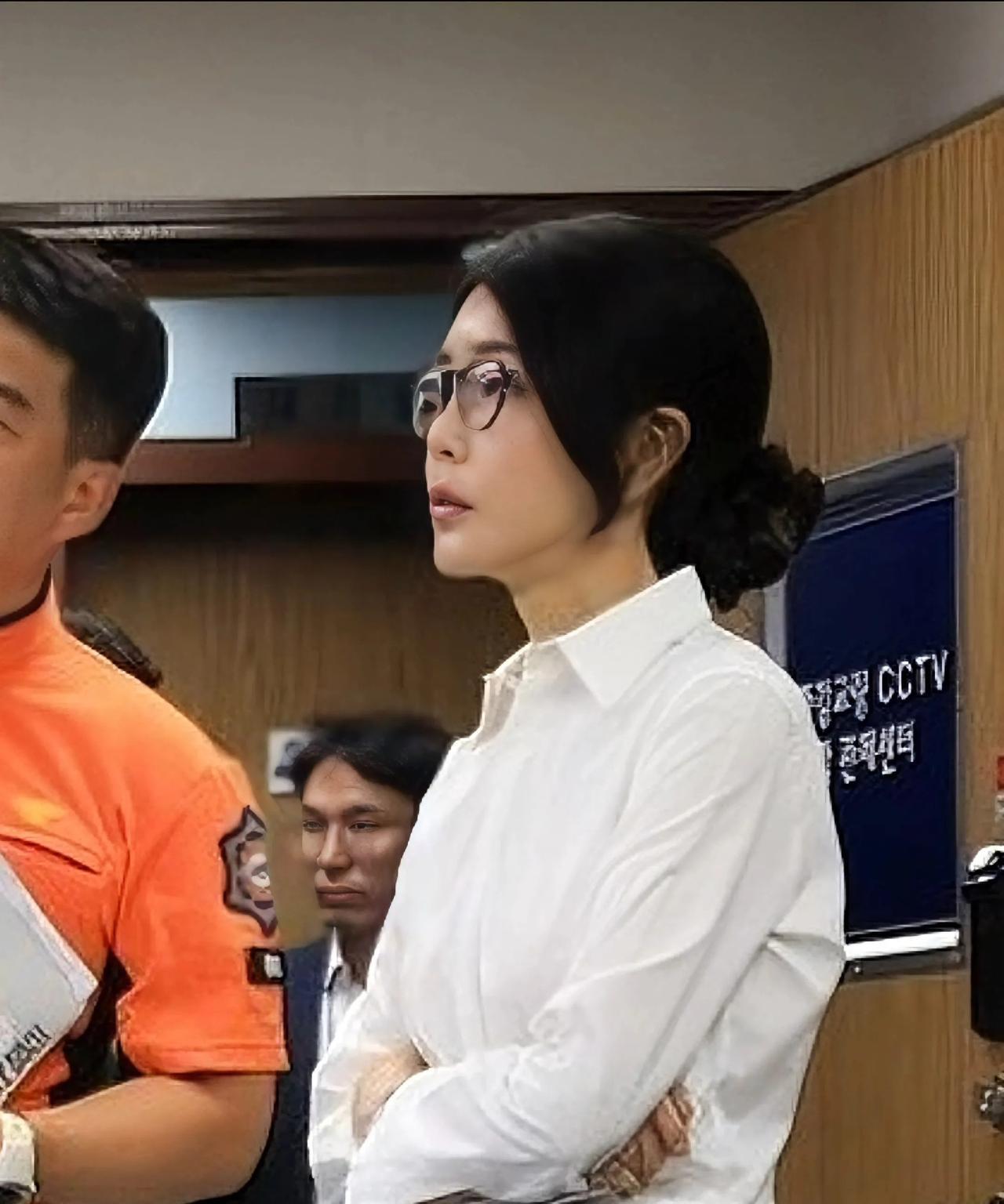 韩国第一夫人戴手铐“破防”！金建希三重罪名引宪政地震，手铐下藏什么秘密？202