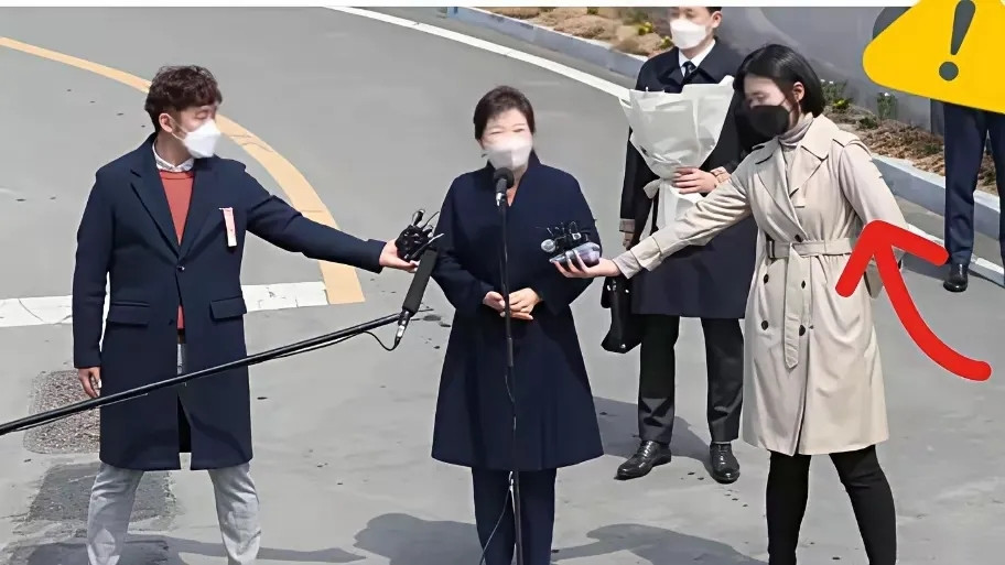 朴槿惠一生跌宕，却终究败在“识人不明”四个字上。她高估了自己在权力游戏中的筹码，