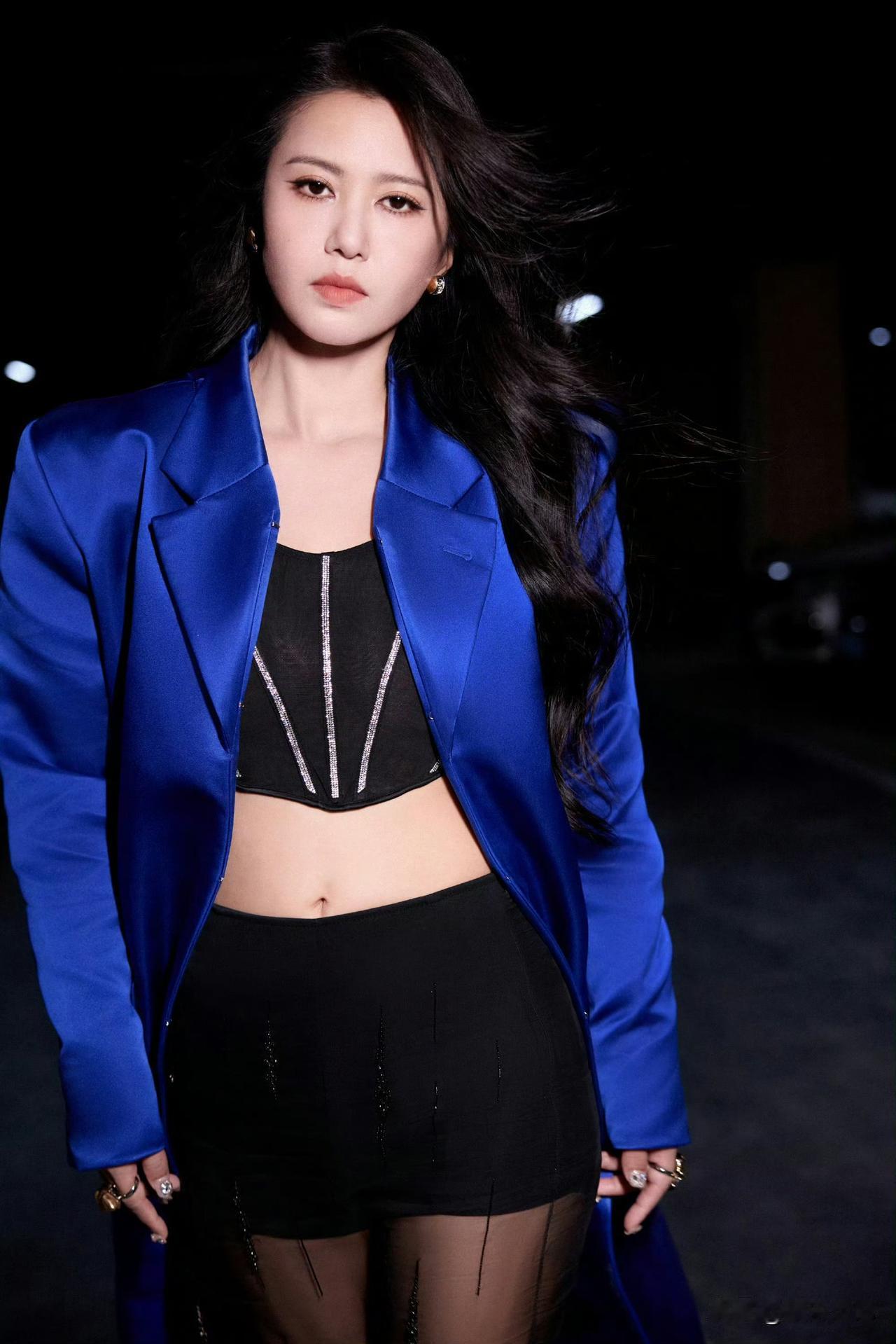 谭维维x黑长卷+黑丝腿·魅力无限