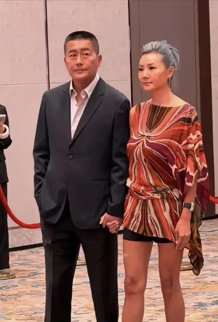 幸亏高曙光没跟江珊过到老，他现任老婆有一点比江珊强多了！江珊已经放弃身材管理了，