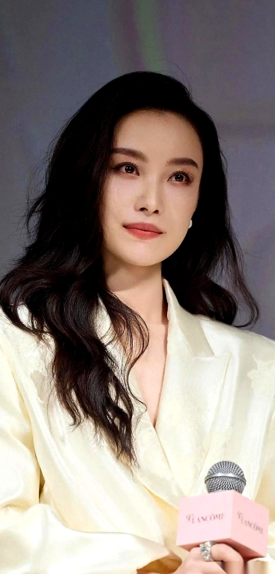 倪妮和井柏然分手后，默默给对方点了一个月的赞。这段从2016年开始的感情结束得很体面，她点完赞始终没