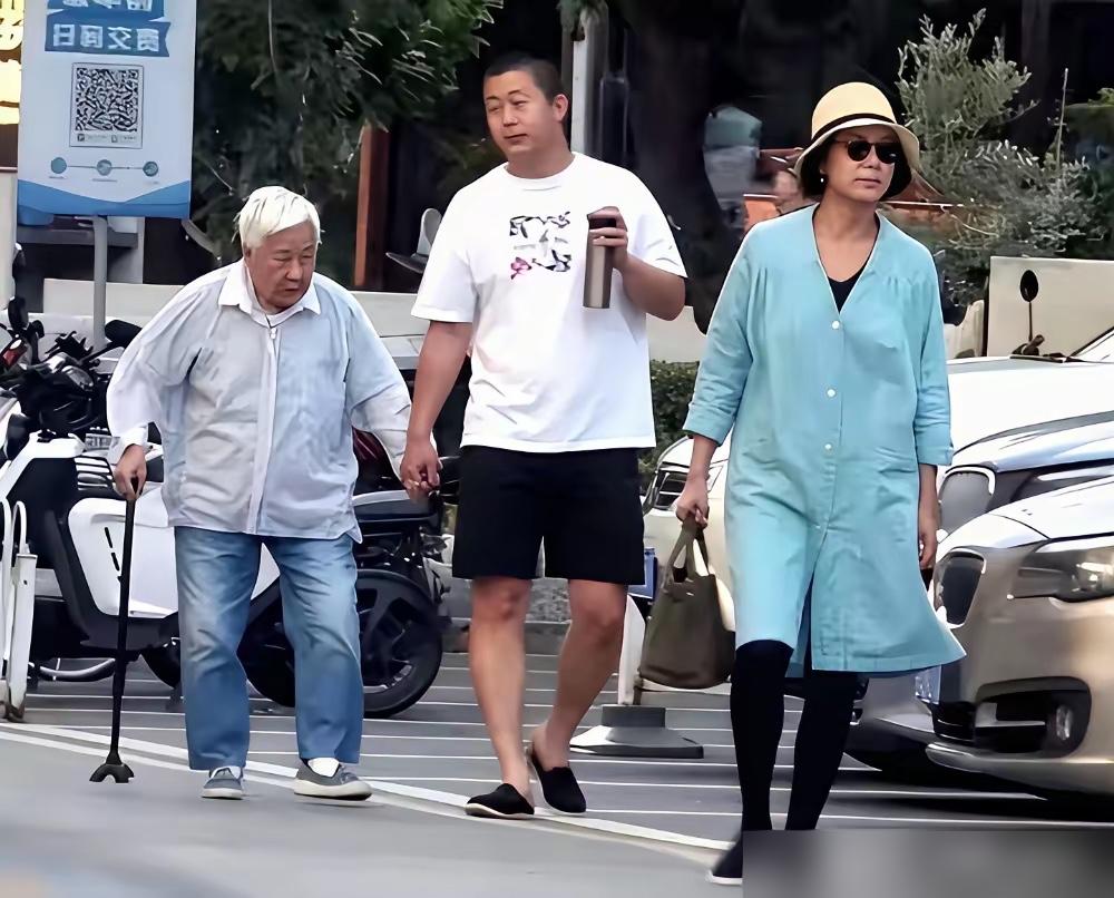蒋雯丽的儿子，小时候被说专挑缺点长。现在，帅得像黄轩。这说明什么？说明很