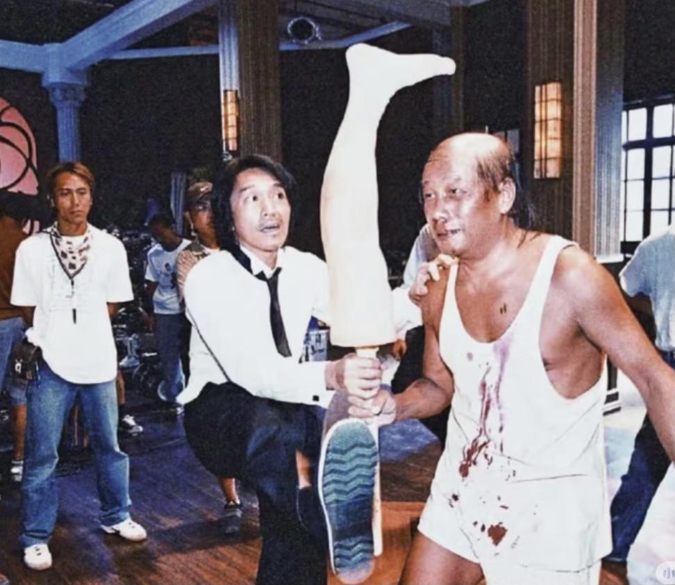 原来最开始梁小龙是拒绝出演周星驰的《功夫》的，不是看不上周星驰，也不是不