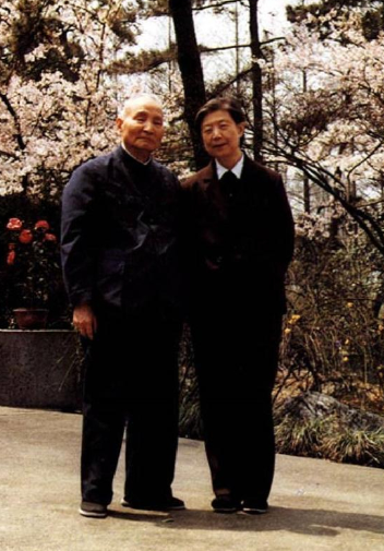 晚年，陈云与妻子的一张合影，妻子一看就是合格的贤内助！晚年的陈云和妻子有一张
