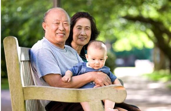 12张外国婆婆和中国婆婆带孩子对比图, 看完心都凉了!