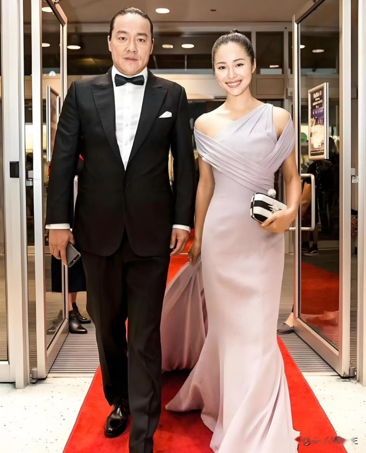 朋友听说江一燕离婚,淡淡点评了一句。她说江一燕之前隐居云南,好像完全为家