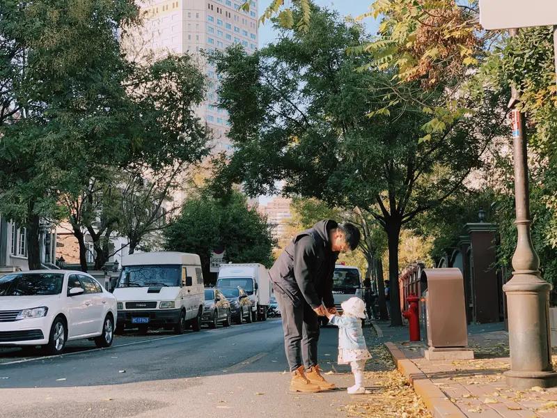 陈赫女儿竟有“干爹团”？鹿晗身份引热议，明星二代关系网曝光近日，陈赫与郑恺的深