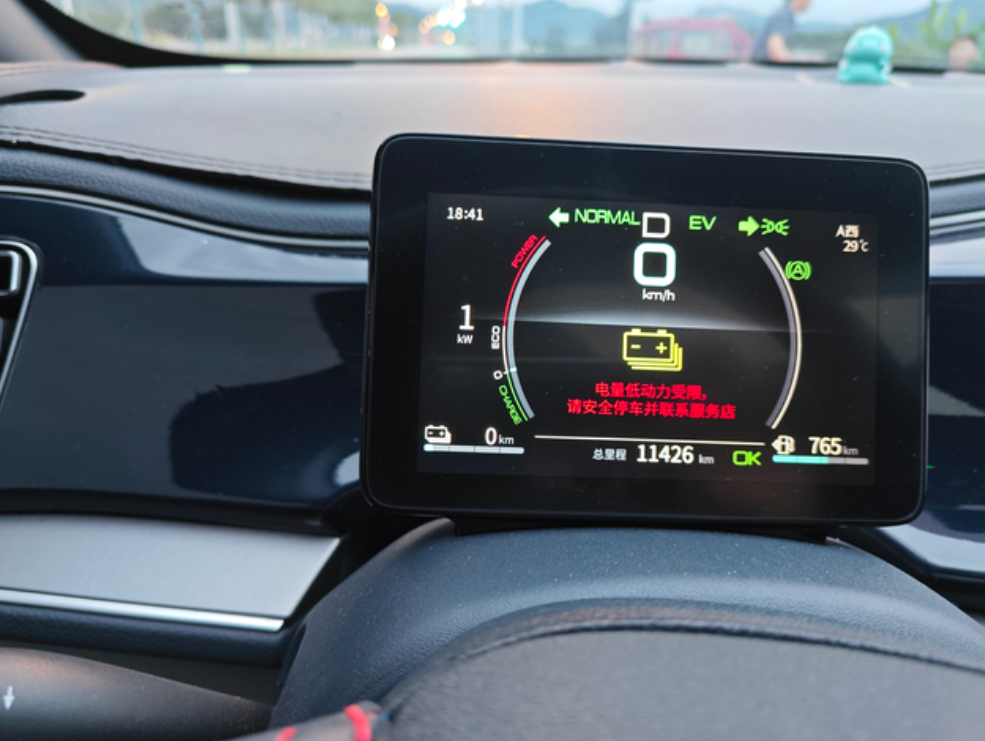 动力受限，趴窝了，4s店说是egr坏了。一年半，比亚迪就趴窝了！！！开到一半