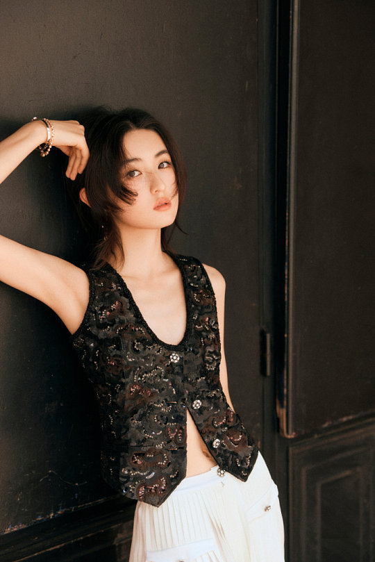 #张子枫回应自己变瘦#大众看着镜头里愈发单薄的张子枫，心疼远远大于惊艳。面对全网讨论，她坦诚是为角色