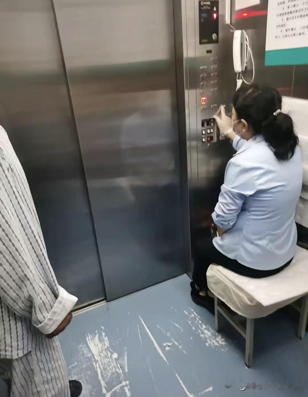 有一个事情我一直搞不懂。只要去大医院看病，就会看到许多大医院的电梯里坐了一个