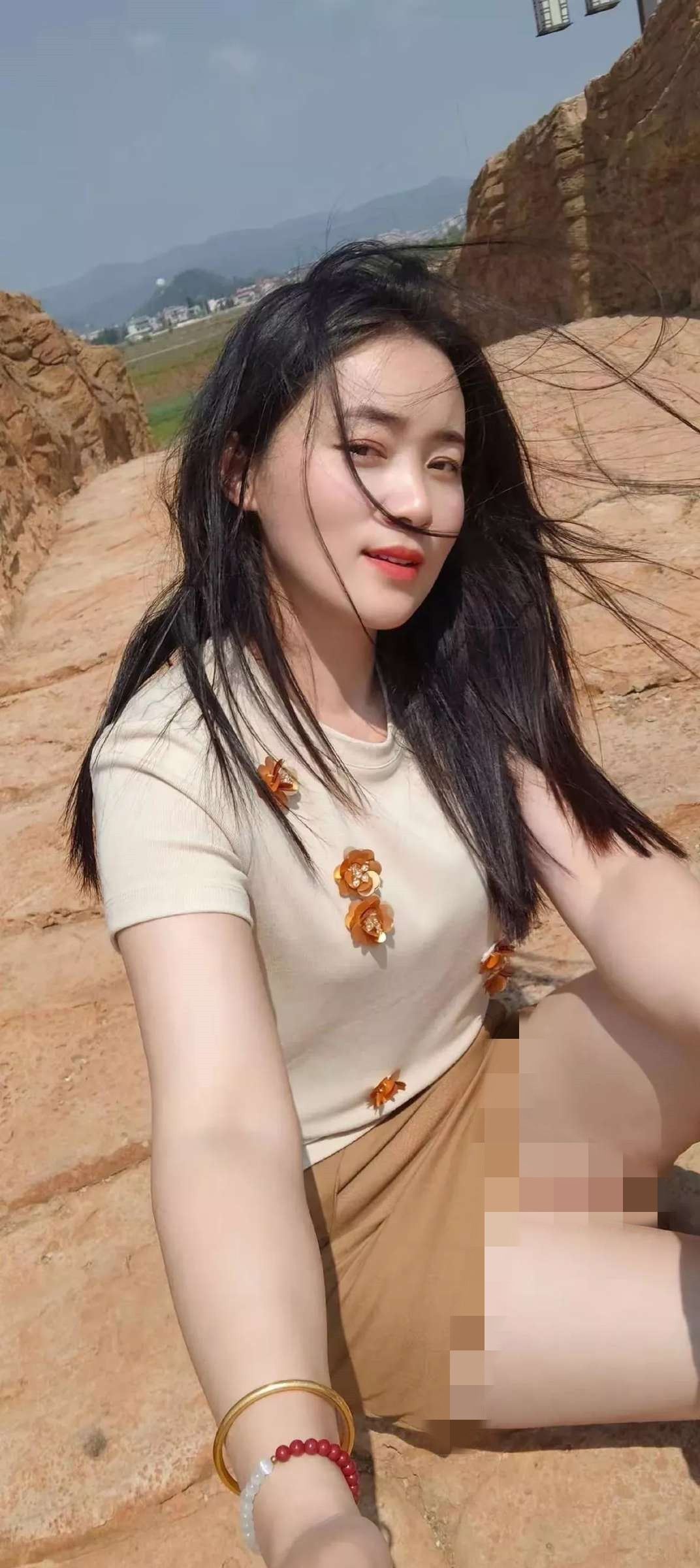 和小姨一起去爬山，刚爬到一半她就说累了