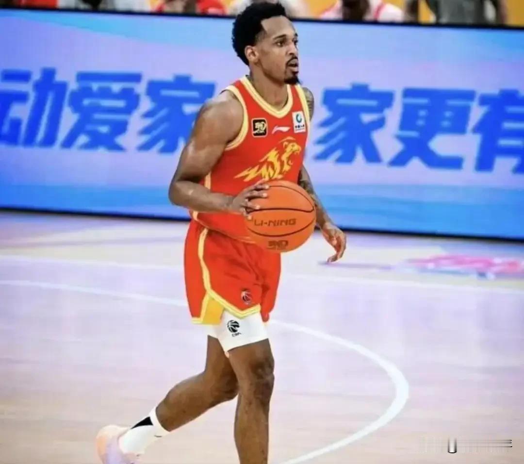 广厦火速交易了锋线尖兵赵嘉仁，北京队还在挖小布朗，再加上出走的赵岩昙，广厦队正在