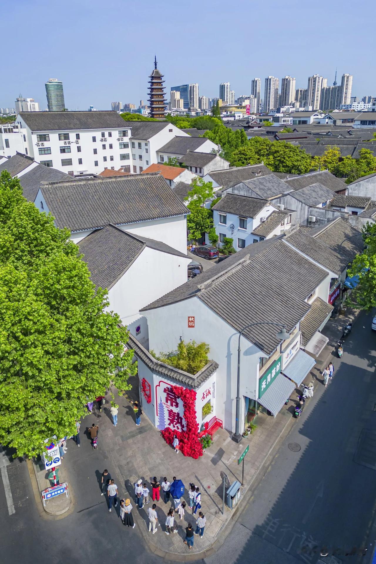最近常熟引线街火出圈了，安静的老街变得熙熙攘攘。在东门大街和引线街的交界处，