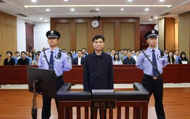 江西省原副省长洪礼和被有期徒刑判刑20年！洪礼和站在法庭上，面容憔悴，悔恨交加