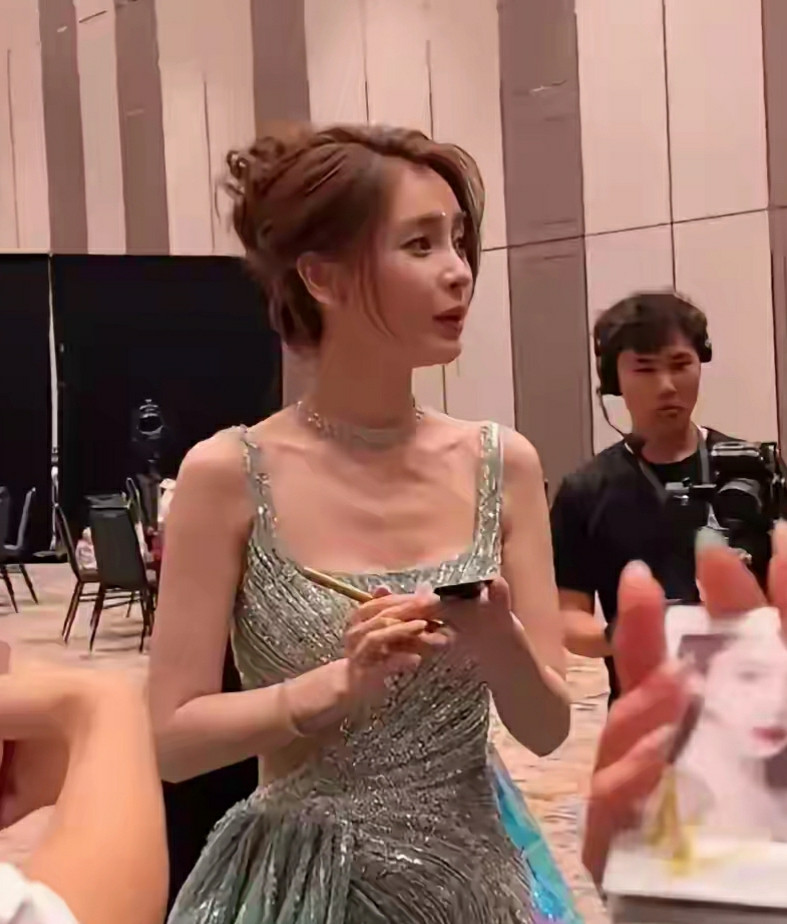离过婚怎么了，她仍然是我心中的女神，两天一包纸巾。