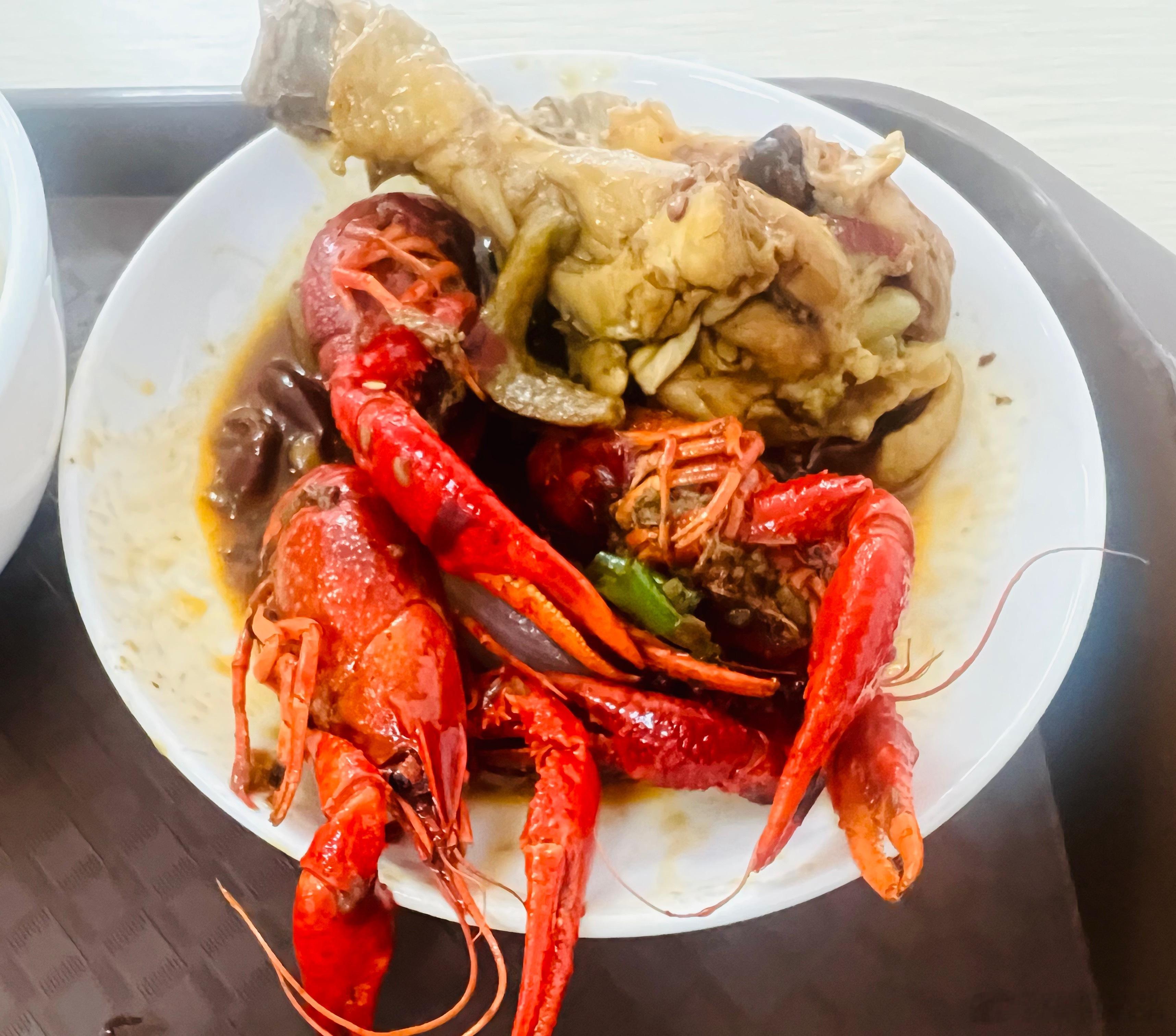今天加鸡腿啊！多吃点儿！