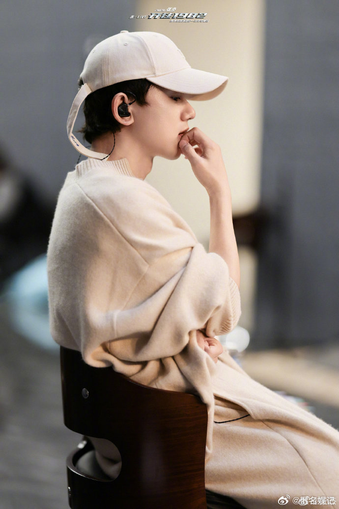 张杰演唱会机器人彩排路透科技感拉满！机器人方阵配合列车舞台，张杰舞台审美绝了张杰