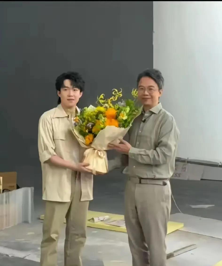 王楚钦最新照片一出来，那股成熟稳重的帅气直接拉满！这张照片是前天在深圳活动时拍的
