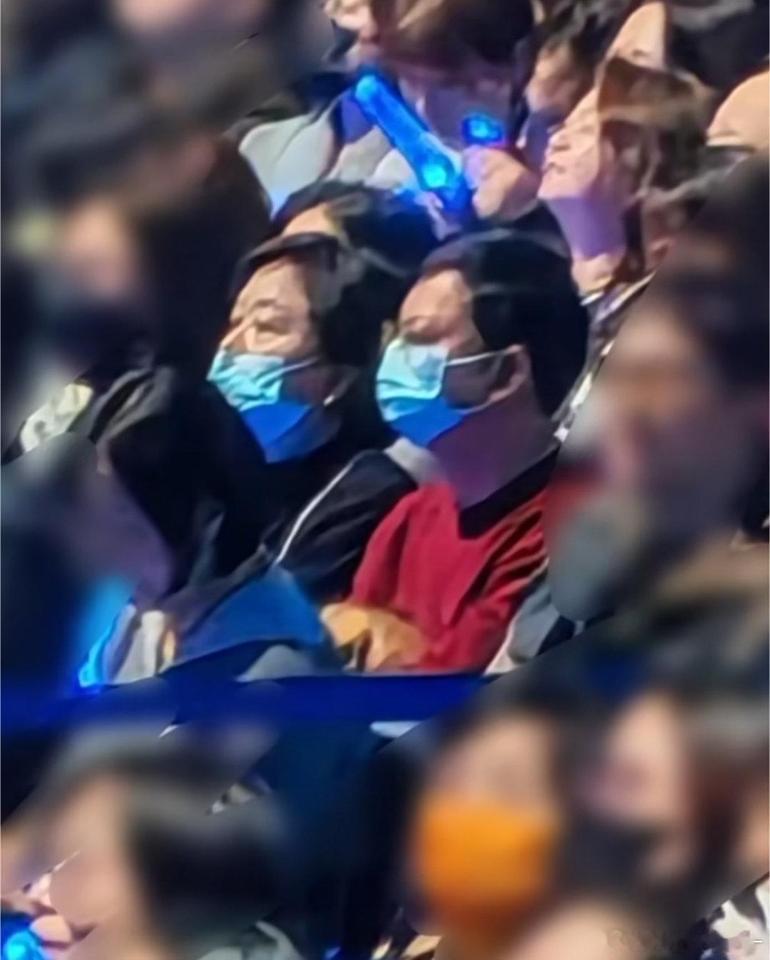 卧槽卧槽肖战爸爸妈妈在现场啊啊啊啊！！！好幸福！！！