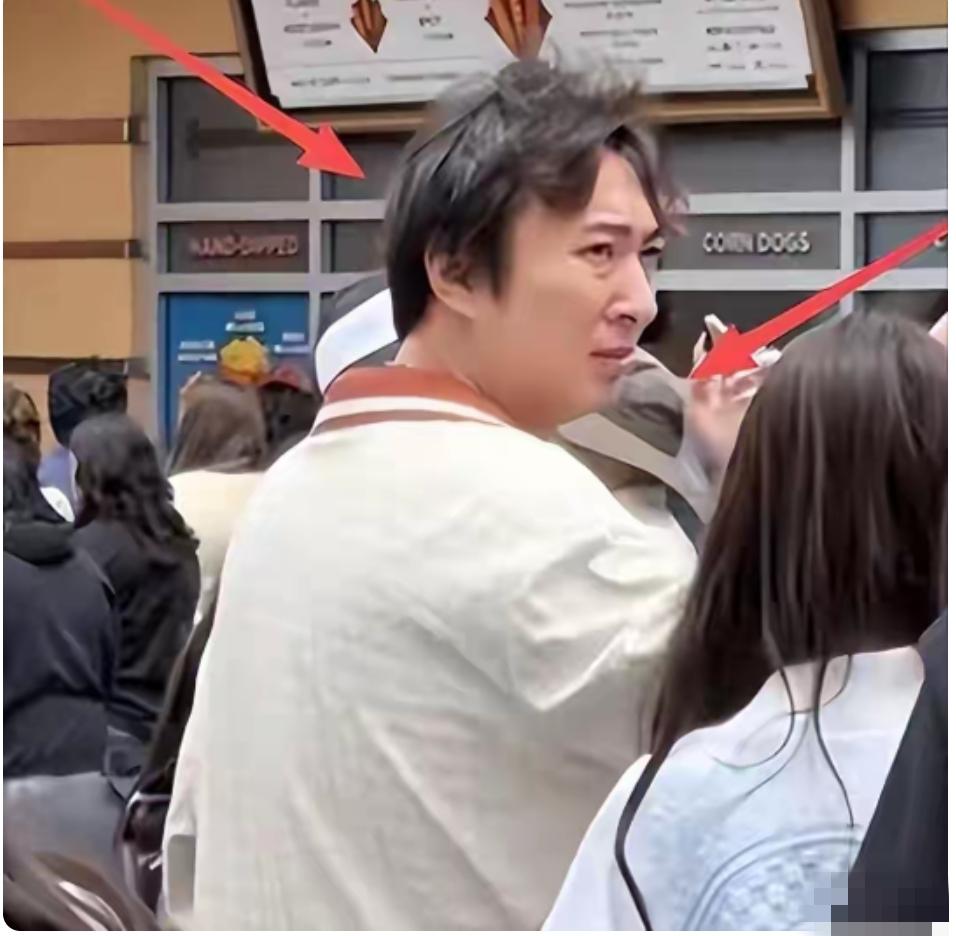 王撕聪现在状态怎么这么差！一副不修边幅样子，穿着睡衣就出来，近日，有人在国外的环