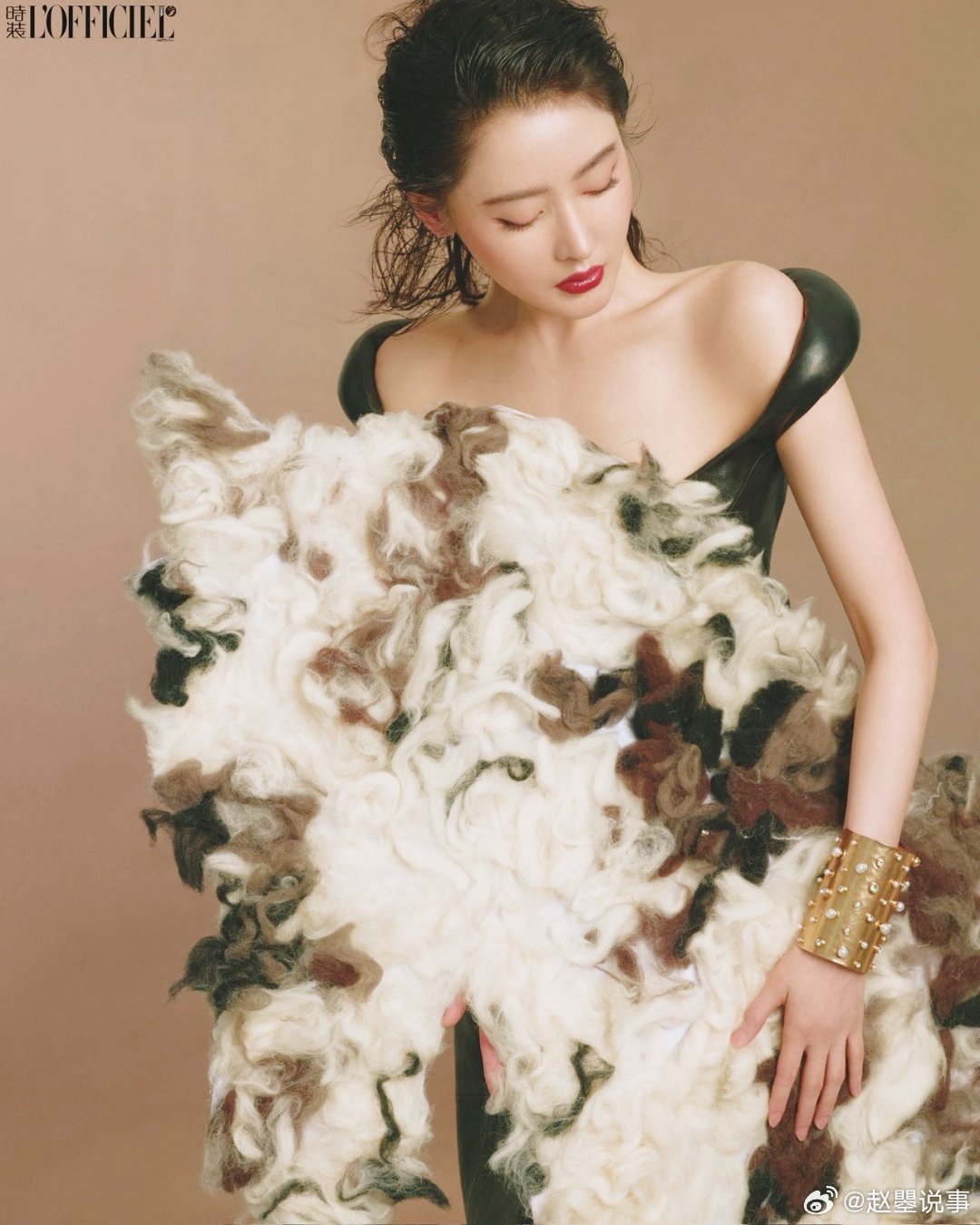 张天爱时装二月刊封面张天爱真的越美越敢！二月刊封面气场全开，金发飒野惊鸿，姿态