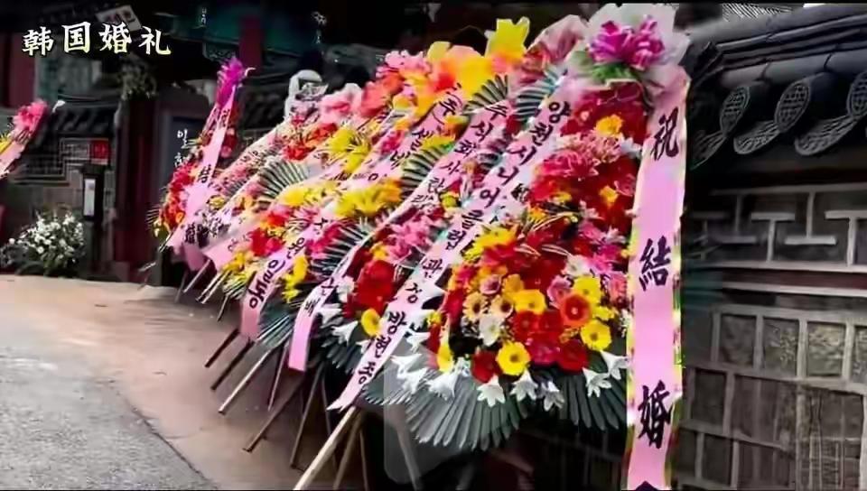 说起韩国文化，挺逗的，结婚是披麻戴孝，送花圈的。有网友说，当年韩国老祖宗也不知